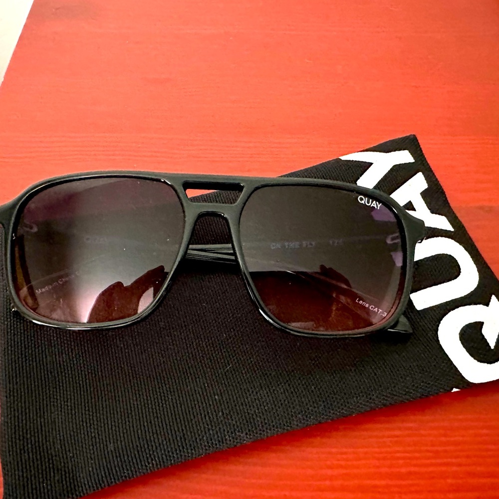 Quay sunglasses with soft case and cleaning cloth